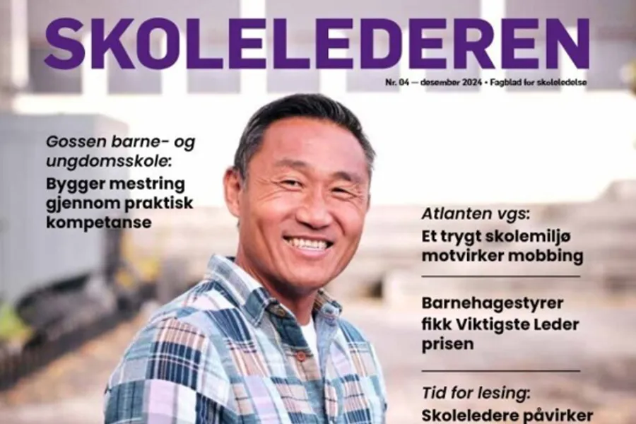 En mann som smiler til kameraet
